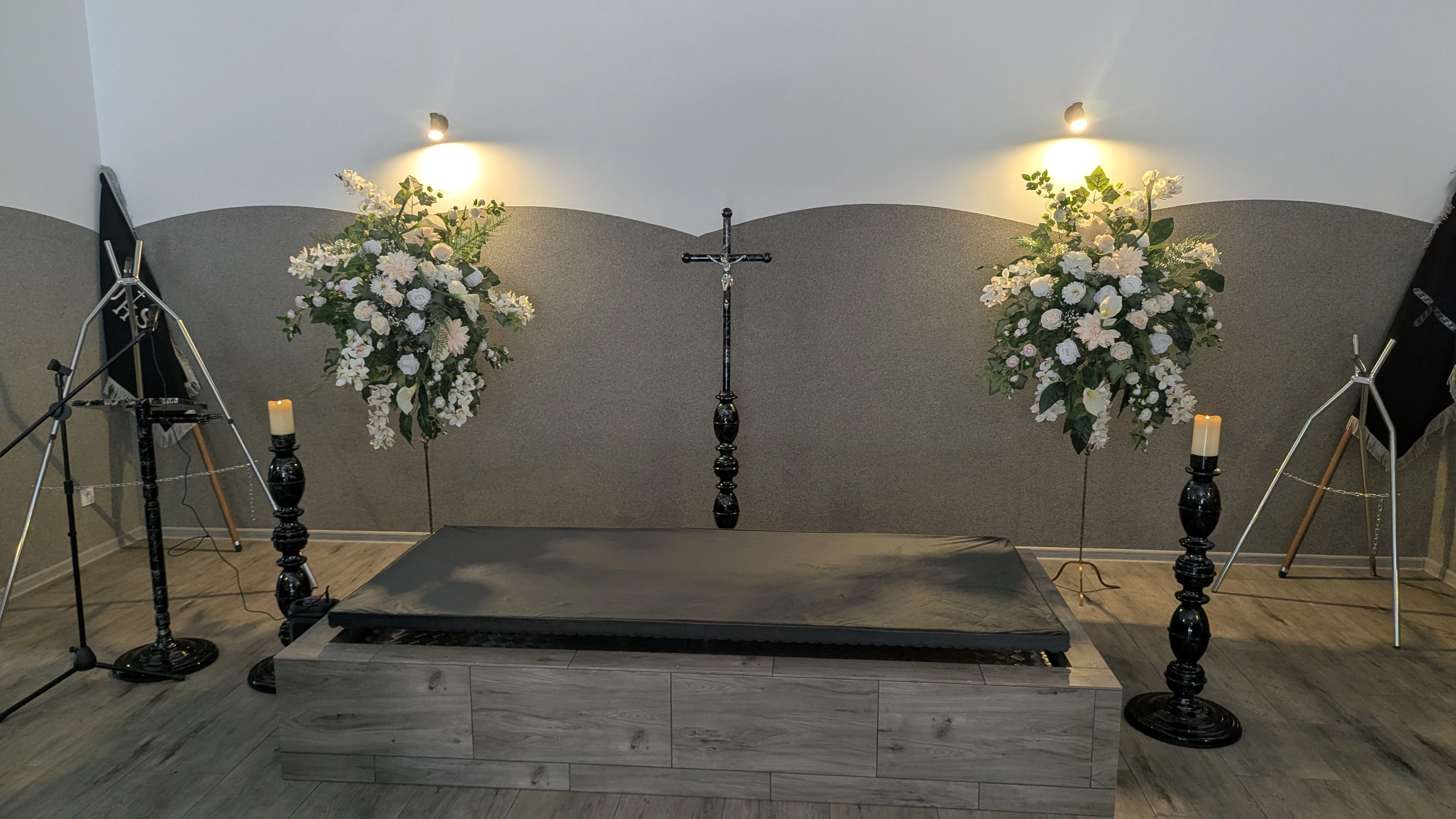 Katafalk w sali pożegnań